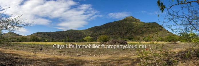 La résidence bénéficie d’un emplacement magnifique avec vue panoramique sur les belles montagnes de Tamarin où tranqu...