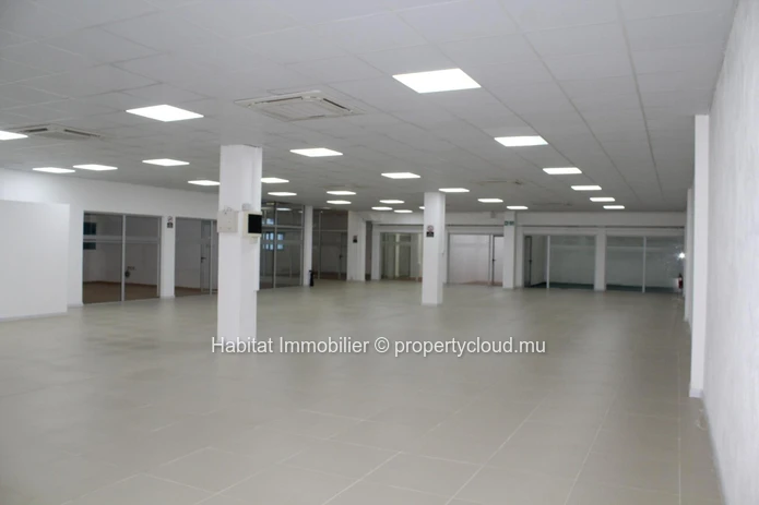 For sale - Unfurnished commercial building of 1420 m2 well located in Phoenix.