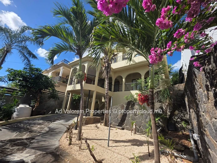 For Sale – Stunning 370 m² Home with Sea View
