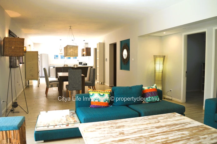 Appartement moderne et bien conçu entièrement meublé à vendre dans une résidence sécurisée.