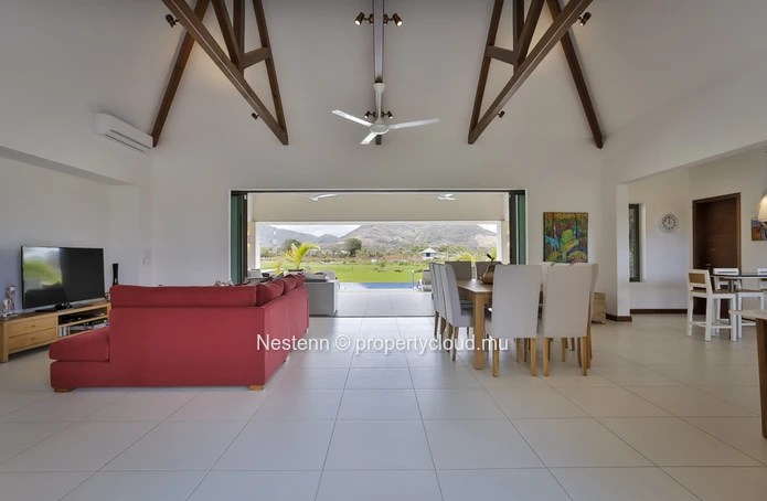 Modern villa of 4 bedrooms in a secure residence