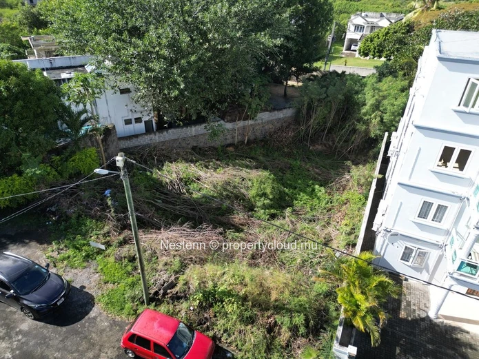 Terrain de 9 perches : Commodités intégrées près de la plage