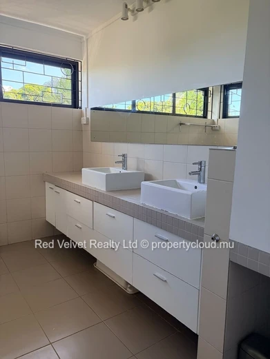 Maison de 5 chambres avec piscine au sel à vendre à Sodnac, Quatre Bornes Découvrez cette magnifique maison de 5 cham...