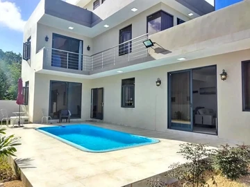Contemporary Villa with Pool, 4 En-Suite Bedrooms and Terraces 