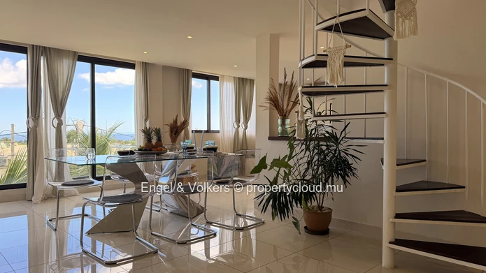 Charming Penthouse overlooking the Sea
