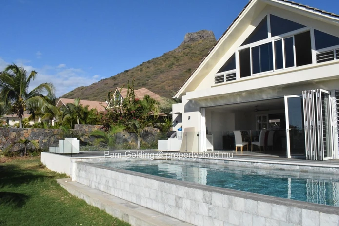 Villa moderne de 5 chambres à coucher dans un domaine convoité