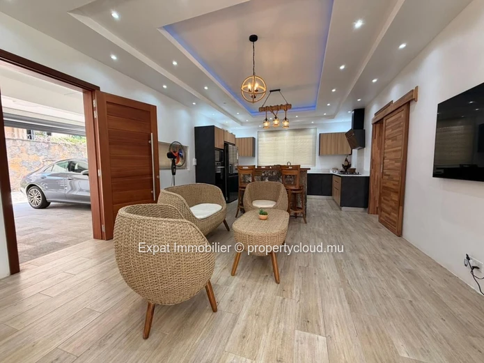 5-bedroom family villa + study for rent – Pointe aux Canonniers, Coastal Road