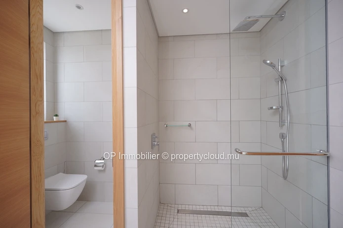 Appartement SCS à vendre, situé à Grand Baie, 225m², 3 chambres, piscine commune, meublé, climatisé, parking. Proche ...