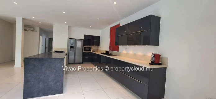 Villa IRS à vendre à Rivière Noire, 5 chambres, piscine privée, vue mer et montagne, proche commodités, amarrage pour...