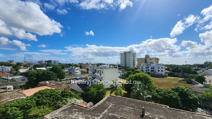 Appartement contemporain de 3 chambres à Rose Hill, climatisation, ascenseur privé et à proximité des commodités. Un ...