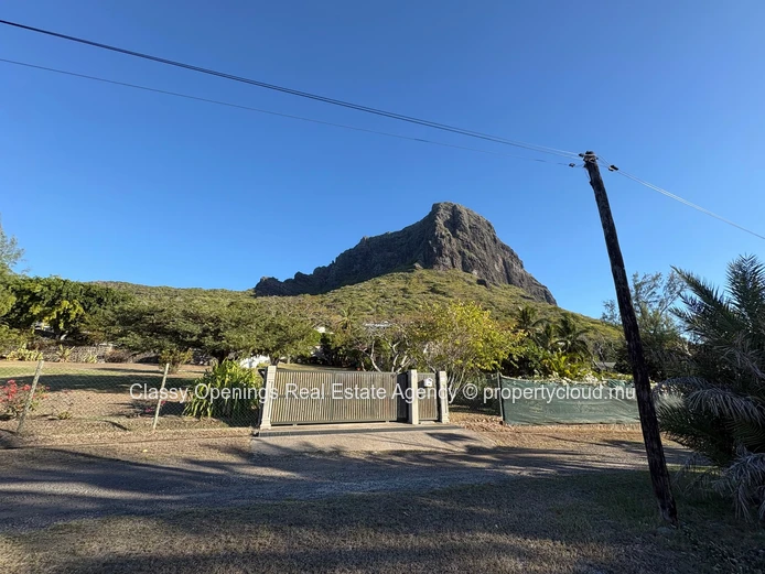 Le Morne 2018 m² Plot — Iconic Mountain & Sea Views