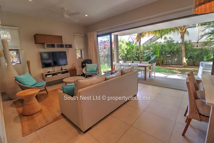 Modern 3-bed apartment with garden and private access to the beach of Pointe d'Esny.  