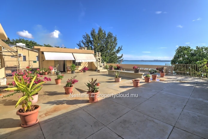 Seafront commercial property 