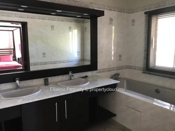 Villa 4 chambres à louer à Pointe aux Canonniers – 3 000 € / mois