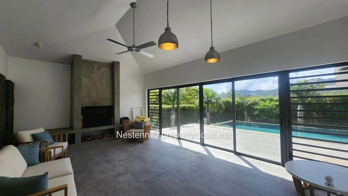 Belle villa moderne de 4 chambres à Moka, récemment rénovée avec piscine privée, cuisine américaine et vue sur la mon...