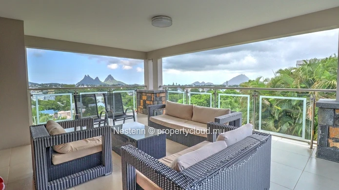 Modern single-storey villa with 6 bedrooms close to amenities.