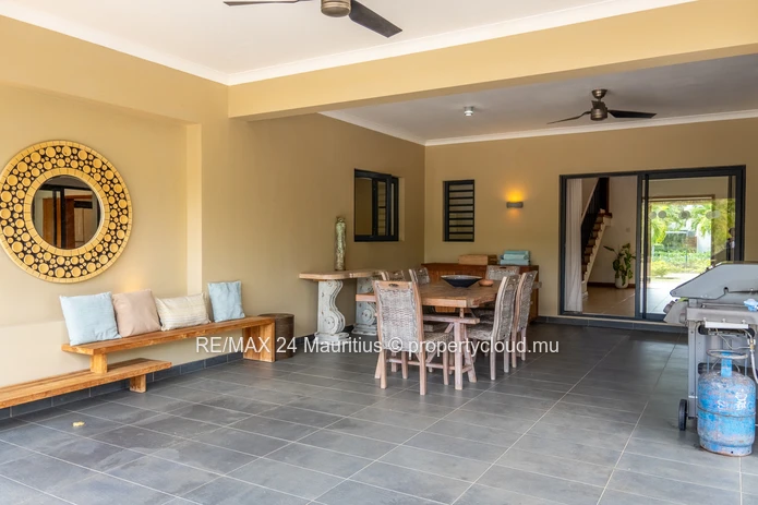 Exclusive 5-Bedroom Villa Bordering Black River National Park