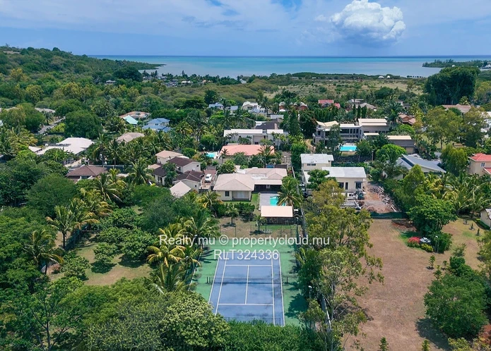 Domaine Privé avec Maison, Piscine & Court de Tennis