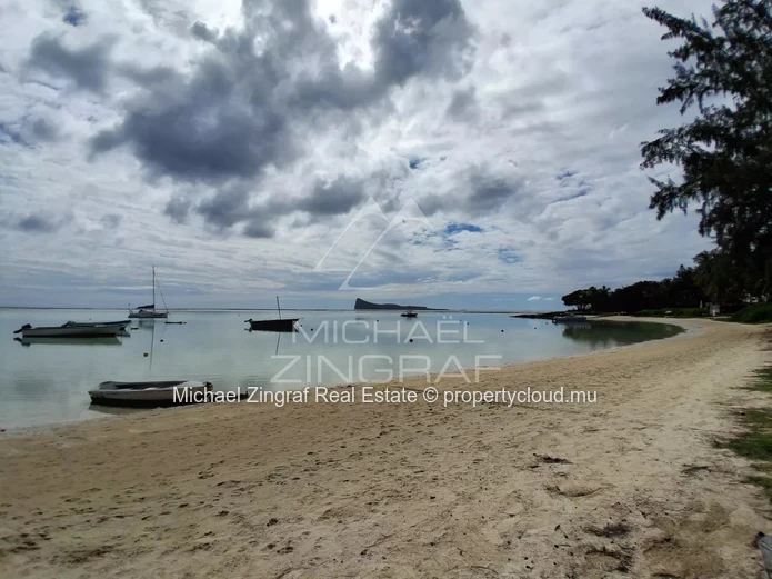1-Bedroom Duplex with Direct Beach Access – Pereybere