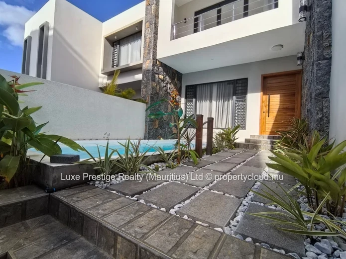 Villa Neuve de 4 Chambres à Louer à Grand Baie | Piscine Privée, Garage, Balcons et Propriété Sécurisée