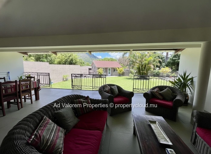 À vendre – Maison familiale avec piscine et écrin de verdure à Moka