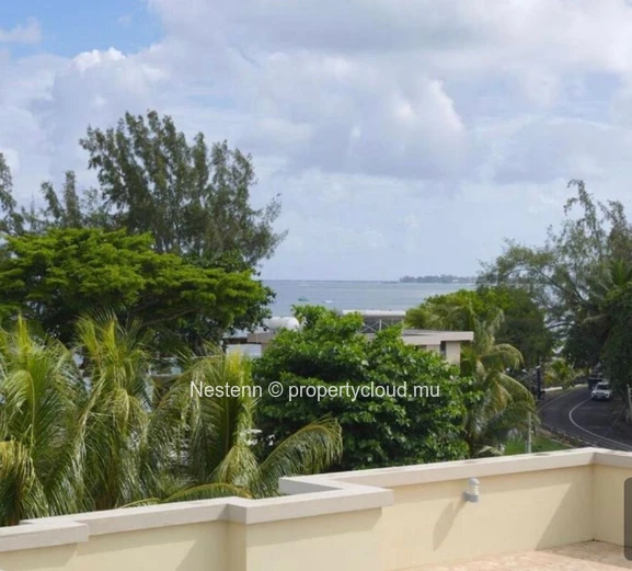 3-bed modern apartment steps from the beach