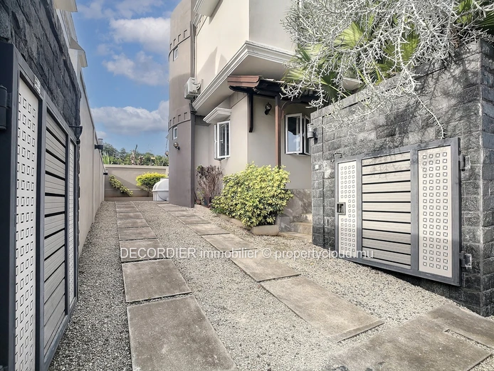 Detached house with swimming pool