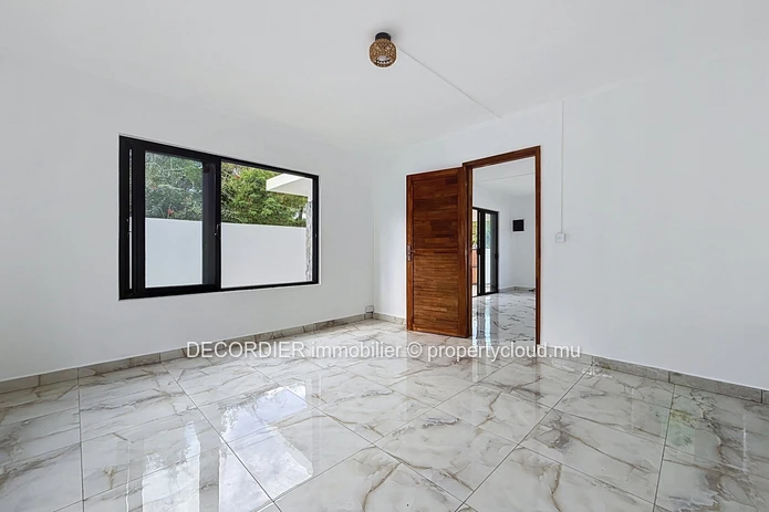 À VENDRE – Maison de plain-pied avec piscine et grand jardin
