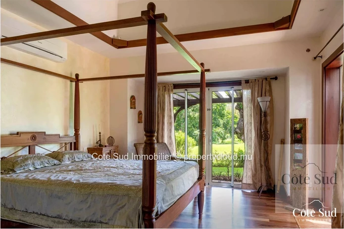 Villa for sale with view of the golf course and forest