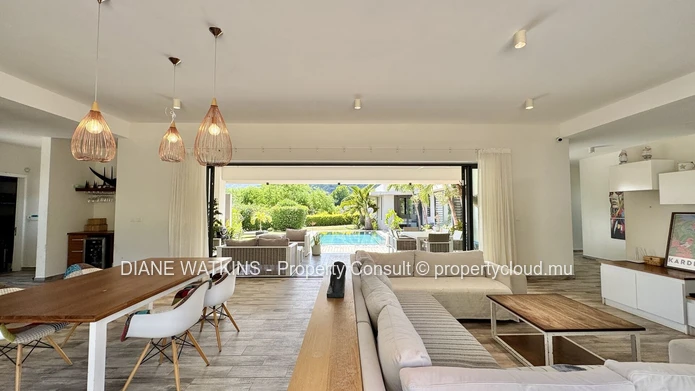 Contemporary 5-Bedroom Villa with Independent Cottage for Rent in Black River