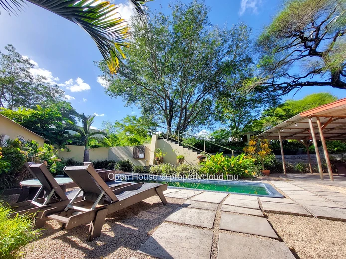 50 m² furnished studio for rent in Black River with shared swimming pool (Sole Mandate)