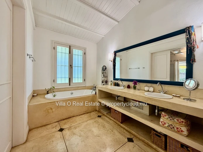 A true marvel, this lovely Creole house with 4 bedrooms, including 2 en-suite, and its vast colonial terrace exudes w...