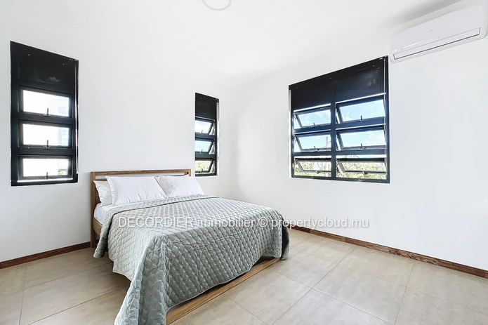 Belle maison sur deux niveaux avec une piscine