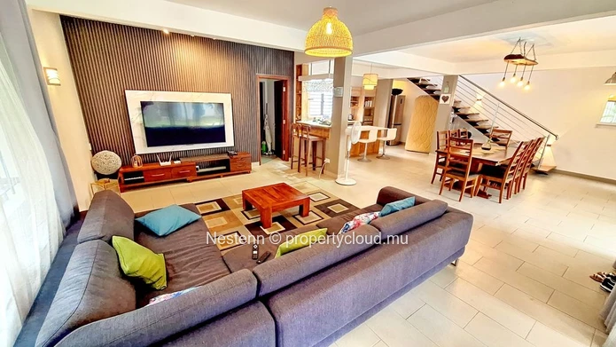 Modern 4-bed house in a beautiful garden