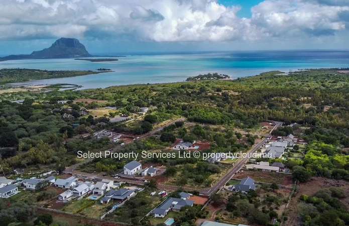 A vendre, magnifique lot de terrain à Rivière Noire de 1912 M2