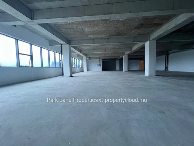 Shell and core office space of 265 m2