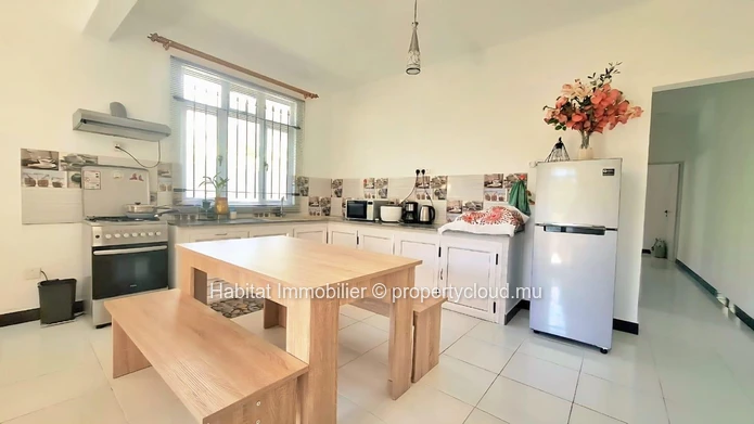 This charming furnished and equipped apartment of approximately 80 m² in Péreybère