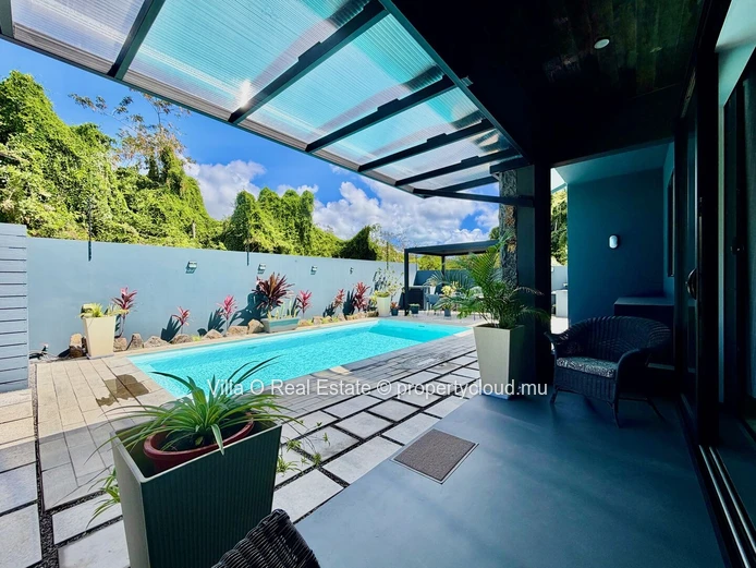 In a private neighborhood, close to the sea, this villa with modern architecture is bright and spacious. It offers in...