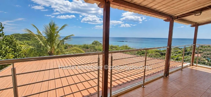 Unfurnished family house of approximately 230 m² at Flic-en-Flac
