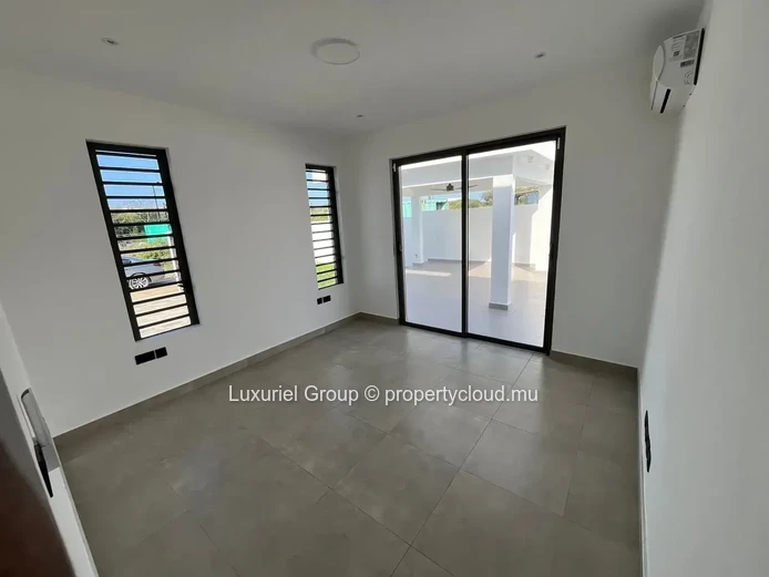 Confort et Élégance à Pereybere : Villa Neuve avec Espaces Ouverts