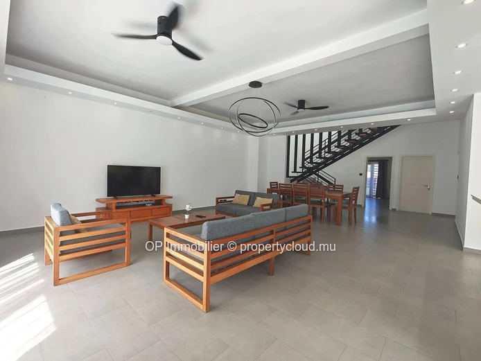 Maison meublée 4 chambres avec piscine à louer à Péreybère