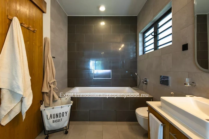 Luxury Beachfront Apartment with Coin de Mire Views – Pointe d’Azur, Pereybere