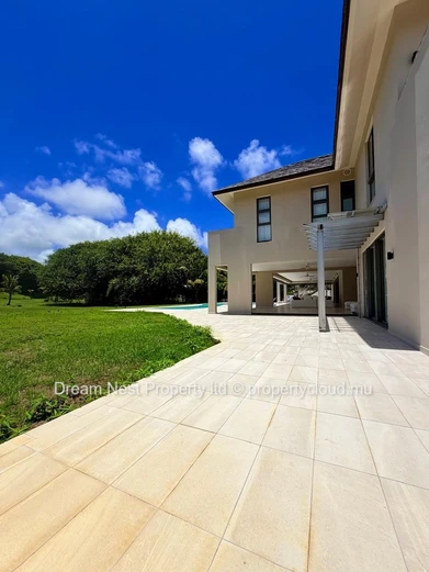 Villa d’Exception de 7 Chambres au Cœur d’un Domaine Privé de Prestige, Proche du Golf et d’un Hôtel 5 Étoiles