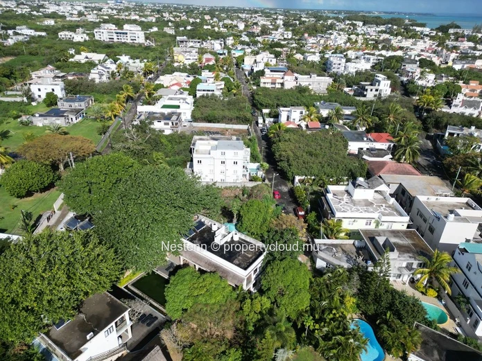 Terrain de 9 perches : Commodités intégrées près de la plage