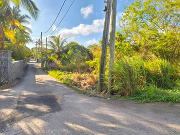Residential Land in Petit Raffray, Grand Baie - 422m², Near Shops & Bus Stop