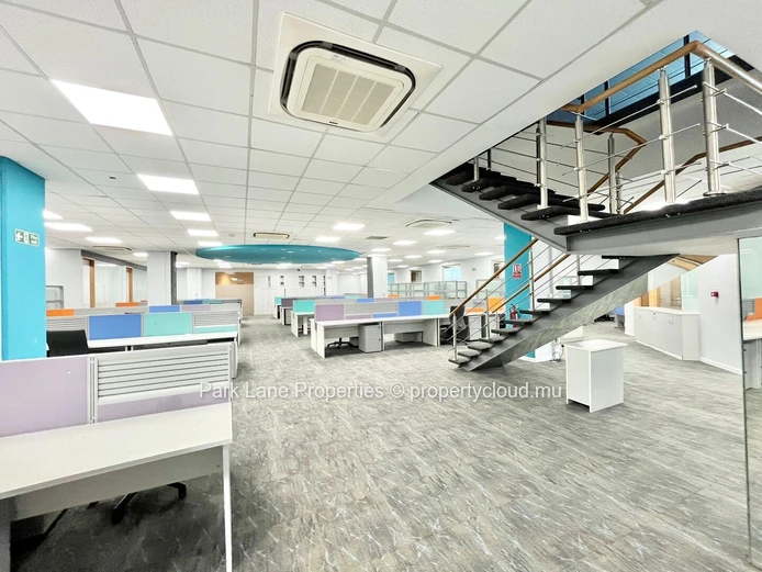 Bureau meublé de 998 m² prêt à être occupé à Ebene