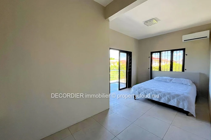 Villa élégante en cours de construction avec piscine et jardin