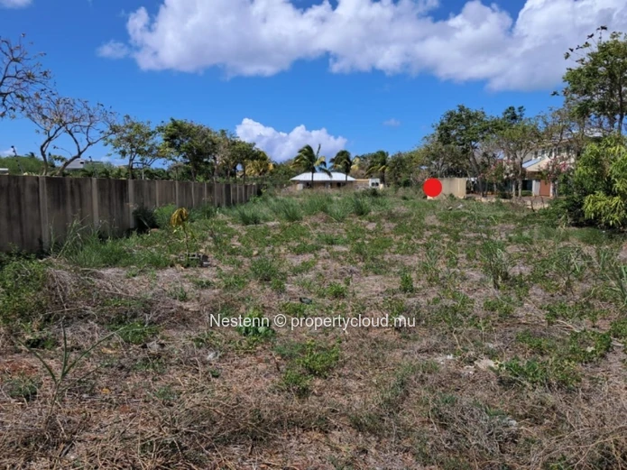 Beautiful 795 m² residential plot located in a secure gated community