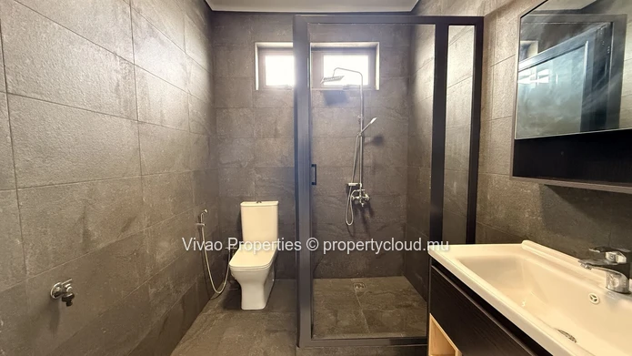 Appartement meublé de 2 chambres à louer à Mont Choisy avec piscine - 40 000 Rs par mois