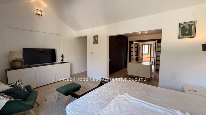 Maison principale spacieuse et élégante de 4 chambres meublée + maison d'amis de 2 chambres avec piscine privée à Per...
